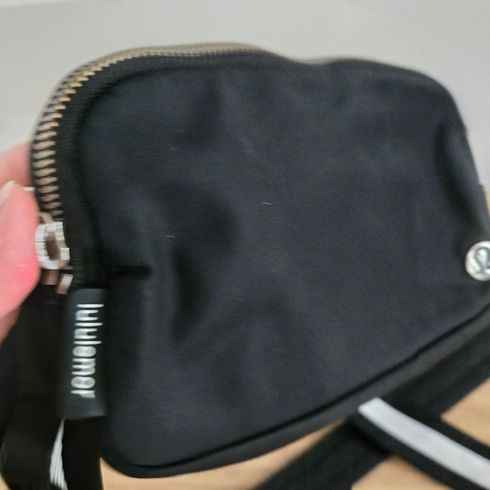 Lululemon Everywhere Belt Bag Womens OS Black White Striped Strap Crossbody 1L - Picture 4 of 10